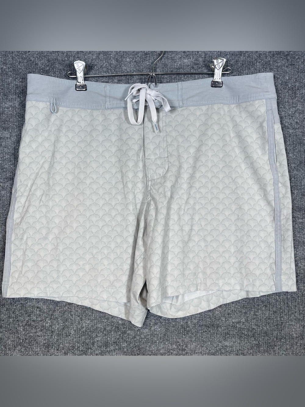 Chubbies The Salt Baths Mens‎ 35 6in Inseam Gray Seashell Pocket Boardshorts